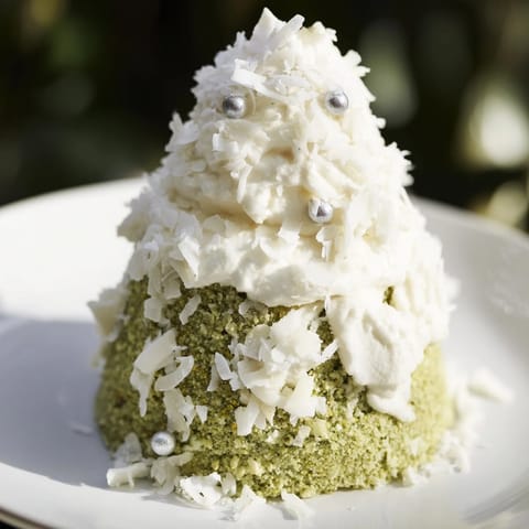 Fluffy sponge Table dHiver Sapin et Flocons with a light white chocolate mousse, sprinkled with snowy coconut.